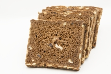 Хлеб ржаной с грецким орехом и черносливом 300 г – ИМ «Обжора»